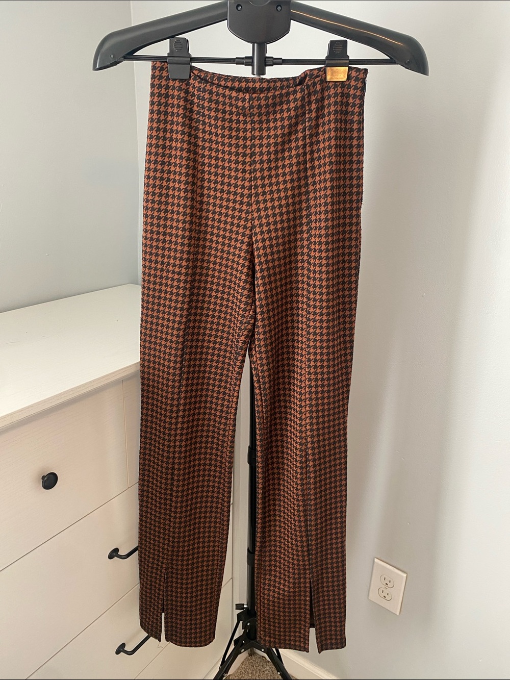 Le Lis Brown & Black Houndstooth Straight-Leg Pants